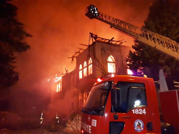 Denizli'de tarihi okul cayır cayır yandı - Resim: 0