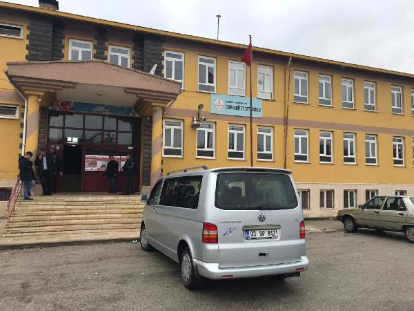 Oy kullandıktan sonra okul bahçesinde fenalaştı hastanede öldü - Resim: 0