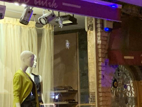 Kadıköy'de önce bir iş yerine sonra polislere silahlı saldırı - Resim: 1