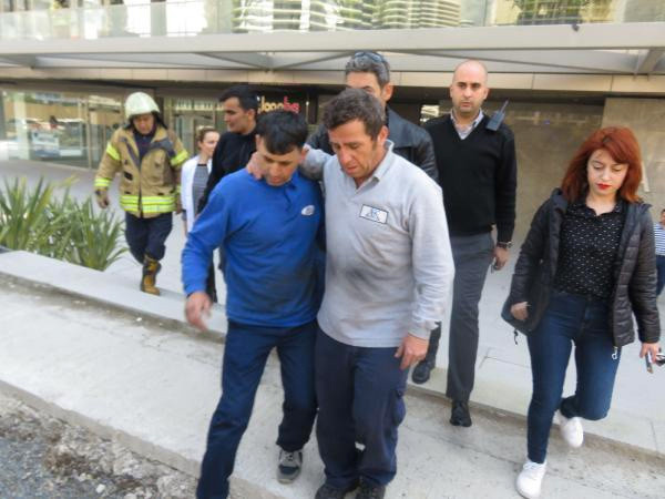 Kadıköy'de korku dolu anlar! İki işçi asılı kaldı - Resim: 1
