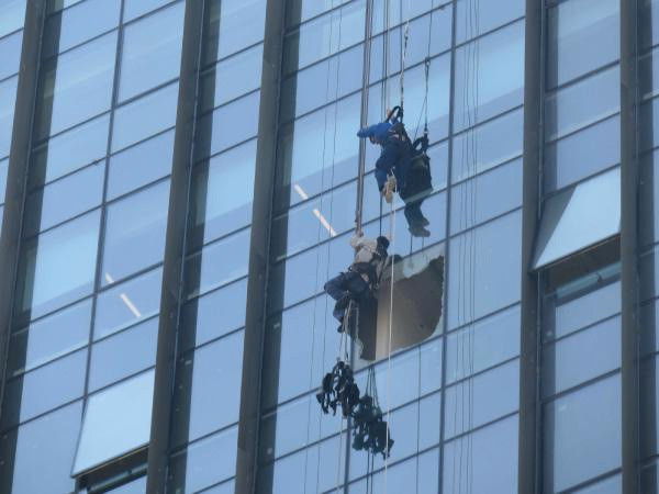 Kadıköy'de korku dolu anlar! İki işçi asılı kaldı - Resim: 0