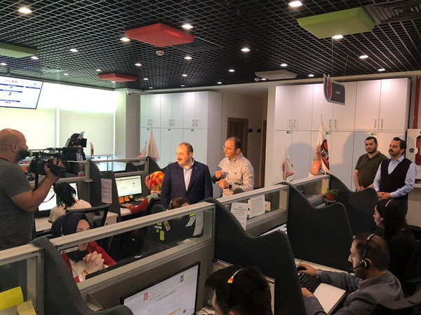 Bakan Varank'tan Beyaz Masa Çağrı Merkezine bayram sürprizi - Resim: 0