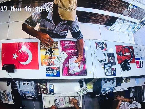 Antalya'da bir vatandaş 32 bin lirayı havaya saçtı görenlerin nutku tutuldu - Resim: 1