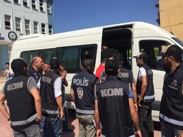 İzmir'de göçmen kaçakçılarına operasyon - Resim: 0