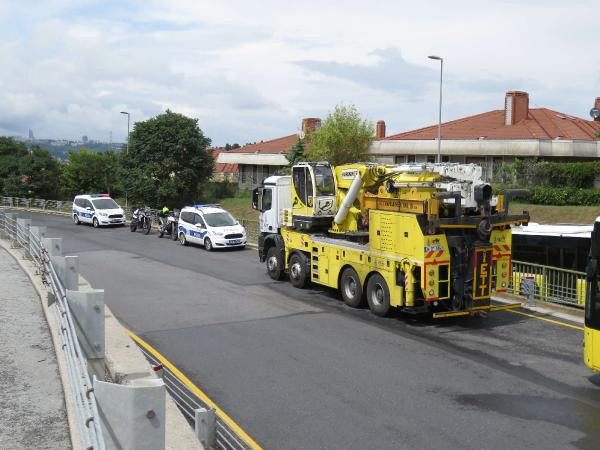 Üsküdar'da iki metrobüs kaza yaptı! 10 yaralı - Resim: 0