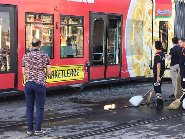 İstanbul'da tramvaya su tankeri çarptı - Resim: 0