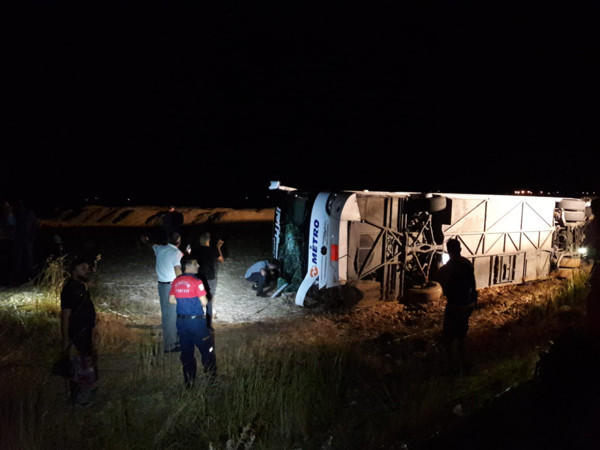 Mardin'de dehşet kaza! Otobüs devrildi 10 yaralı - Resim: 0