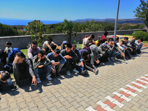 Çanakkale'den Midilli Adası'na kaçmaya hazırlanan 80 göçmen yakalandı - Resim: 0