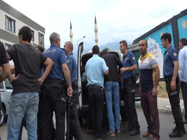 Bursa'da park yeri yüzünden esnaf birbirine girdi - Resim: 1