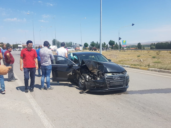 Sivas'ta trafik kazası! Traktör ortadan ikiye ayrıldı - Resim: 0