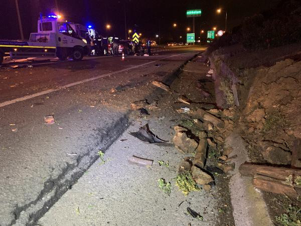 Ataşehir'de korkunç trafik kazası: 2 ölü, biri ağır, üç yaralı - Resim: 0