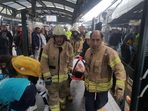 İstanbul Haramidere'de metrobüs kazası: Yaralılar var - Resim: 2