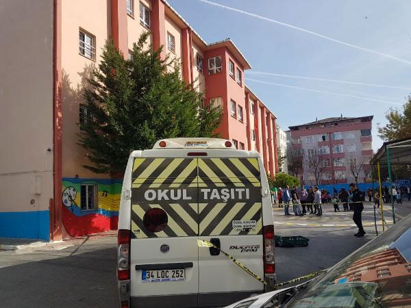 Avcılar'da okul bahçesinde servis aracının çarptığı çocuk hayatını kaybetti - Resim: 0