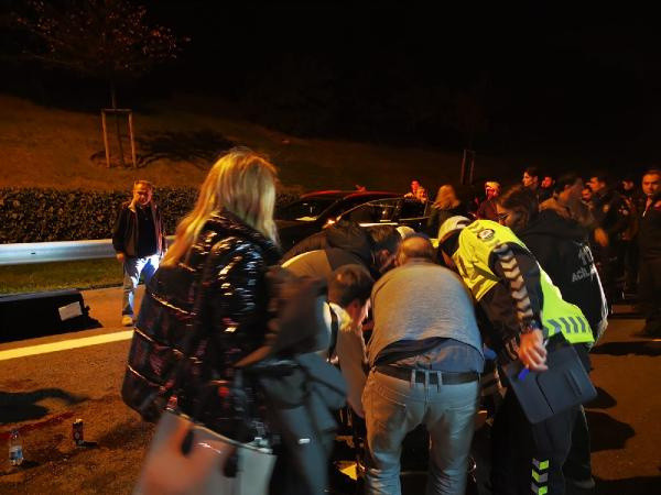 Motosiklet cenaze nakleden kalabalığın arasına daldı: 5 yaralı - Resim: 1