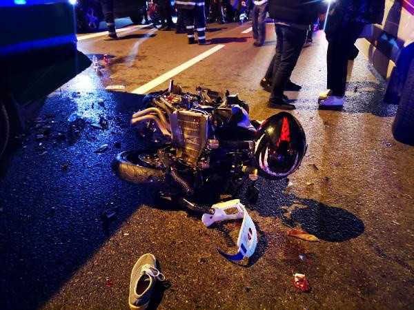 Motosiklet cenaze nakleden kalabalığın arasına daldı: 5 yaralı - Resim: 0