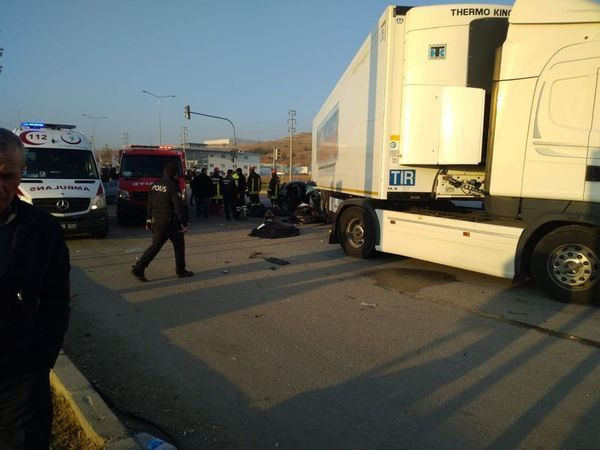 Çorum'da korkunç kaza! Otomobil TIR'ın altına girdi 3 ölü 1 yaralı - Resim: 0