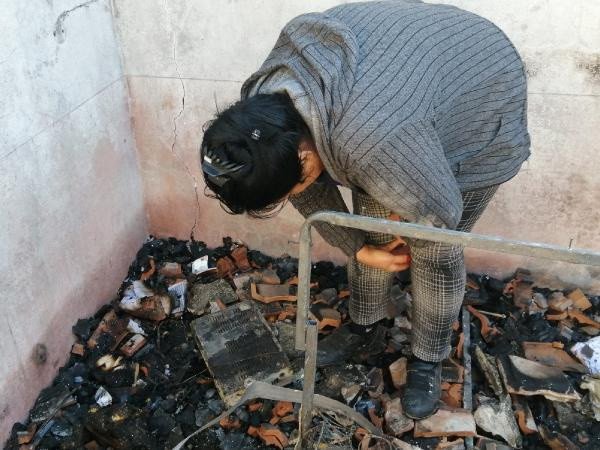 Yanan evinin enkazında sağlam kalan eşya aradı - Resim: 0