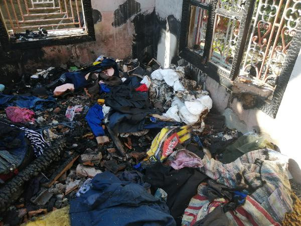 Yanan evinin enkazında sağlam kalan eşya aradı - Resim: 1