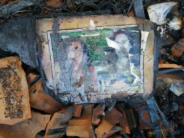 Yanan evinin enkazında sağlam kalan eşya aradı - Resim: 2