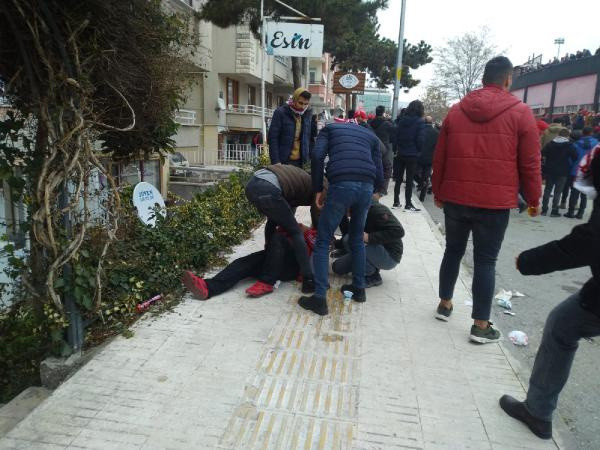 Olaylı maçta taraftarlardan bazıları halatla tribüne tırmanmış - Resim: 1