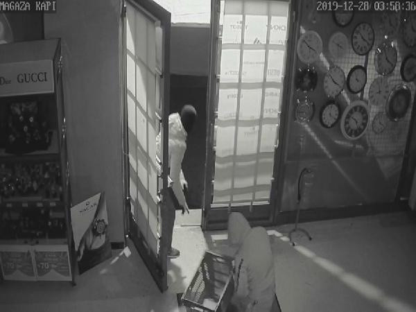 Küçükçekmece'de film gibi soygun: 100 bin liralık saat çaldılar - Resim: 1