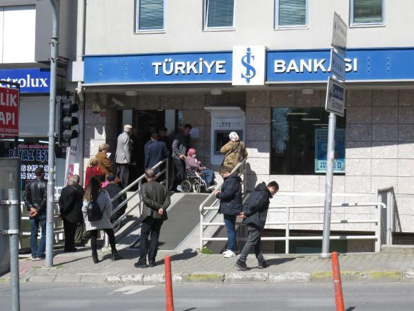 Bankaların koronavirüs kararı! Müşteriler şubeye alınmıyor dışarda tutuluyor - Resim: 1