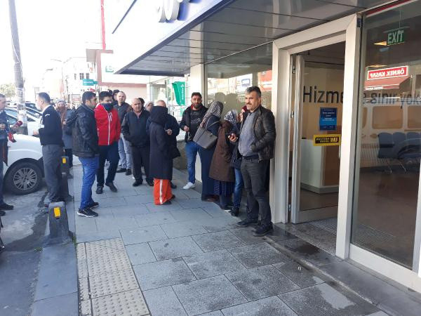 Bankaların koronavirüs kararı! Müşteriler şubeye alınmıyor dışarda tutuluyor - Resim: 2