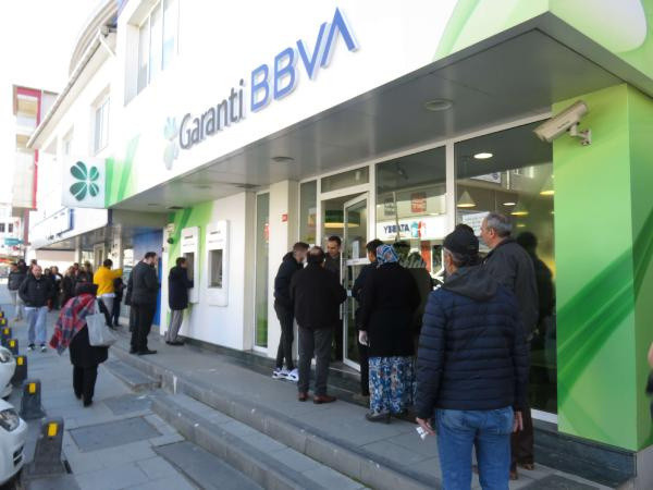 Bankaların koronavirüs kararı! Müşteriler şubeye alınmıyor dışarda tutuluyor - Resim: 0