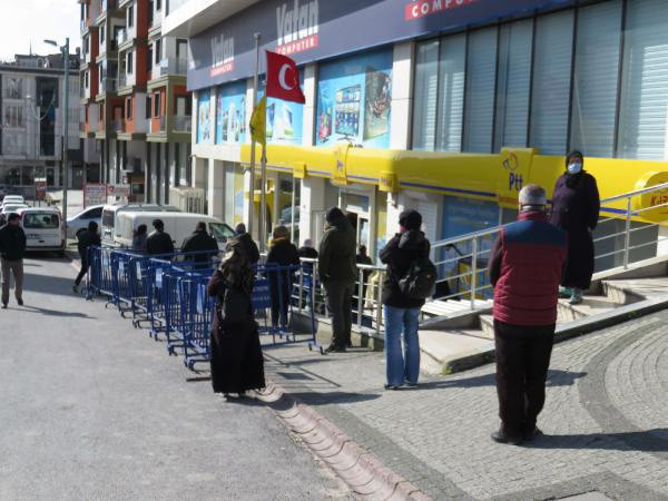 PTT önlerinde bariyerli önlem alındı, sosyal mesafeye uyuldu - Resim: 0