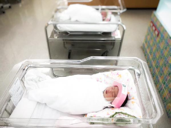 Tayland’da koronavirüse karşı yeni doğan bebeklere ‘Mini Yüz Kalkanı’ - Resim: 0