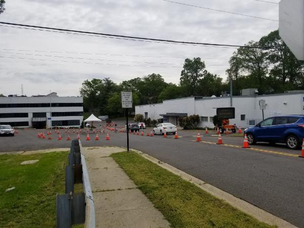 ABD'de koronavirüs testi kuyruğu: Arabanın içinden test yaptırıyorlar - Resim: 1