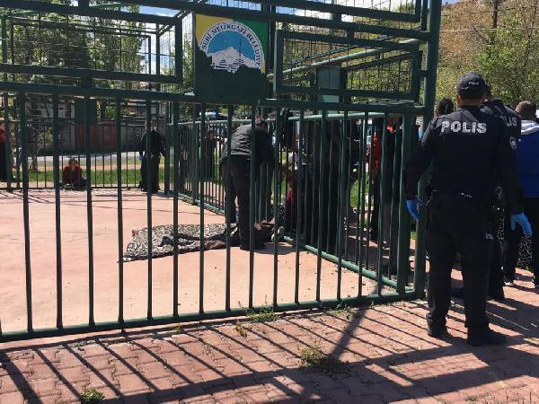 2 çocuk babası adam basketbol sahasında kendini asarak intihar etti - Resim: 0