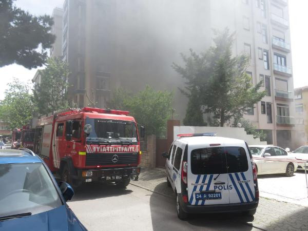 Kadıköy'de çıkan yangında dumandan etkilendiler - Resim: 0