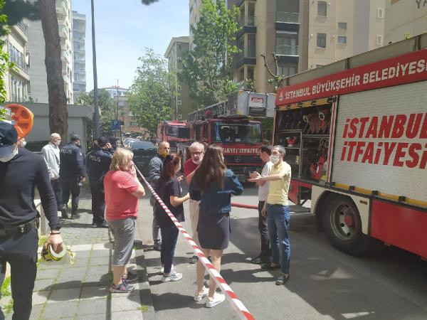 Kadıköy'de çıkan yangında dumandan etkilendiler - Resim: 1