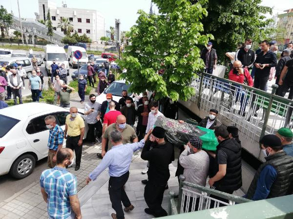 Geri manevra yaparken 2 yaşındaki kızını ezdi - Resim: 0