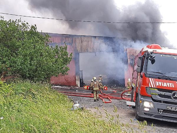 Avcılar'da plastik fabrikasında yangın - Resim: 0