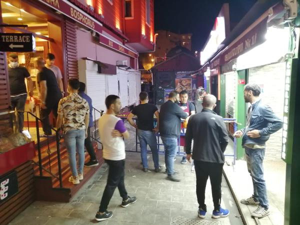 Ortaköy'de Kumpircilerin olduğu sokakta çökme: 1 yaralı - Resim: 2