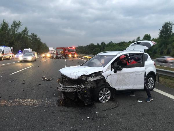 Otoyolda arıza yapan otomobil zincirleme kazaya neden oldu - Resim: 0