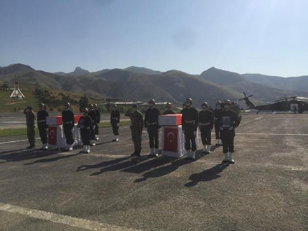 Hakkari'de şehit askerler memleketlerine uğurlandı - Resim: 0