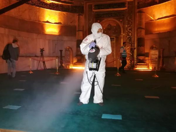 Ayasofya Camii'ne bayram namazı için koşarak geldiler - Resim: 1