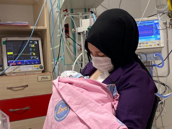 Antalya'da kadavradan rahim nakliyle anne oldu! Bebeğini ilk kez kucağına aldı - Resim: 0