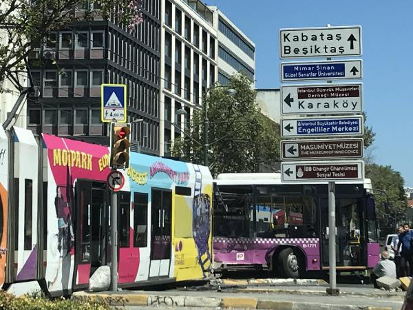 İstanbul'da tramvay halk otobüsüne çarptı! - Resim: 0