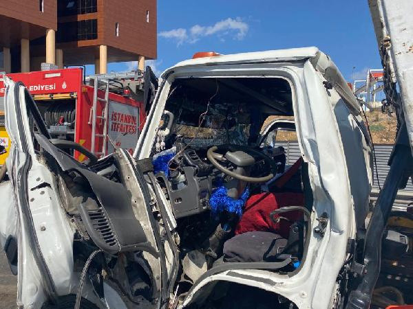 İstanbul'da feci kaza! 5 araç birbirine girdi - Resim: 0