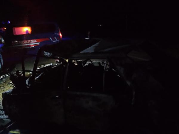 Adana'da TIR'a çarpan otomobil alev alev yandı! 3 kişi öldü - Resim: 0