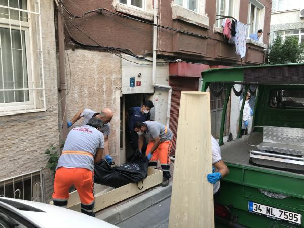 İstanbul'da Kanadalı genç kadının sır ölümü! Merdivenlerde bulundu - Resim: 0