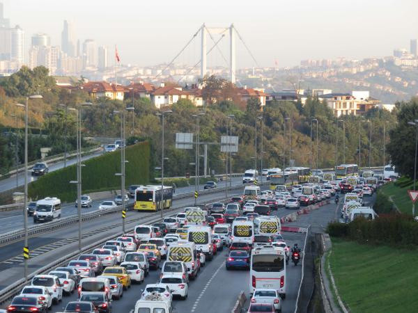 İstanbul'da kademeli mesai başladı! Trafik yoğunluğu yüzde 42'ye ulaştı - Resim: 0