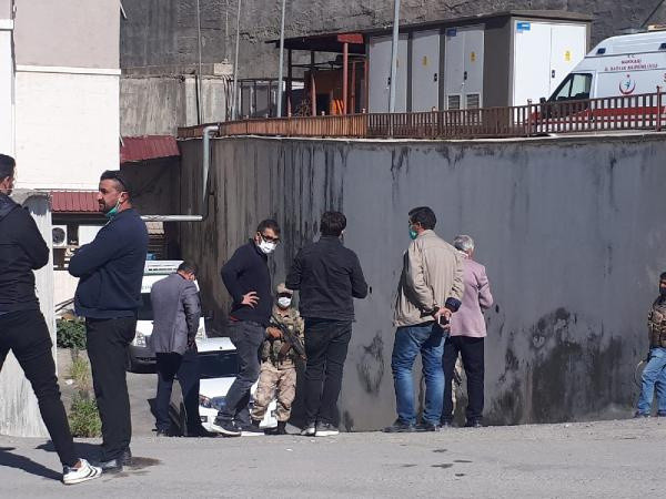 Hakkari'de boş arazide 2 erkek cesedi bulundu - Resim: 0