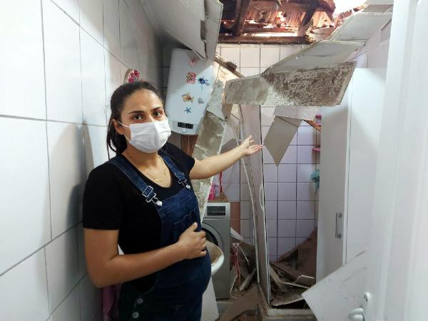 İzmir'de çatıyı delip eve girdi! Son anda kurtuldular - Resim: 0