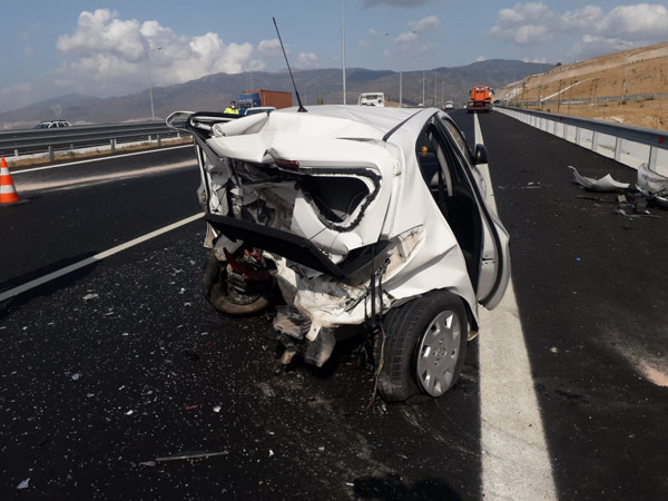 İzmir'de korkunç kaza! İki araç çarpıştı bu hale geldi - Resim: 0