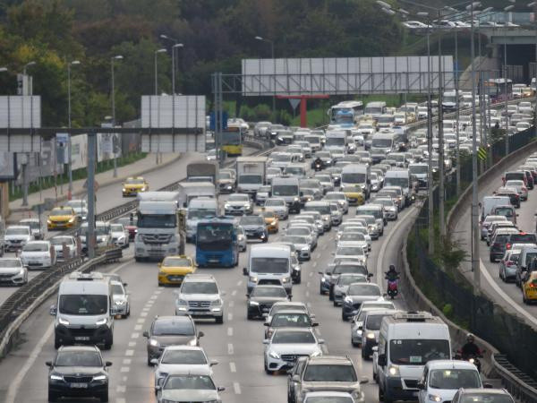 İstanbul'da tatil trafiği başladı! Yoğunluk yüzde 53'e ulaştı - Resim: 0